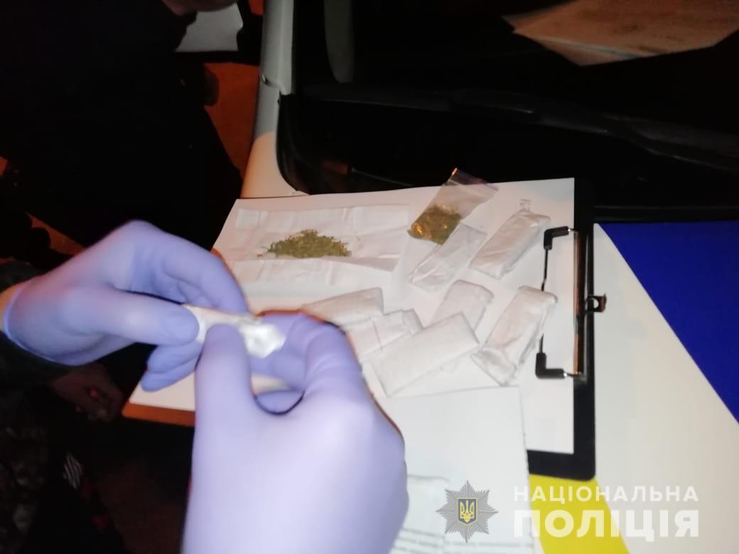 В Никополе у 18-летнего водителя скутера полицейские нашли наркотики 