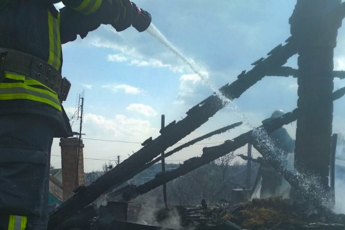 В Никополе на Херсонской сгорела крыша дома