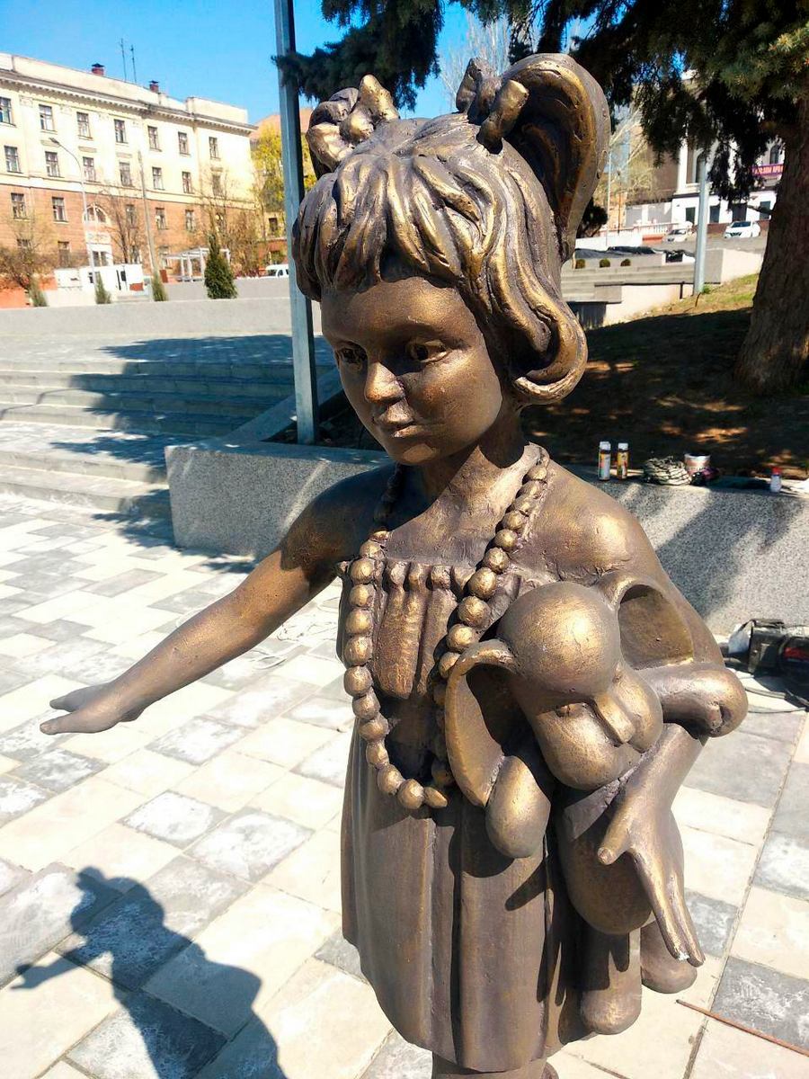 Скульптуру установили на площади в Марганце