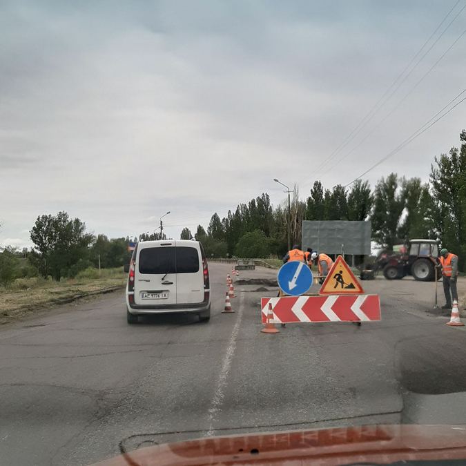 На въезде в Никополь ремонтируют дорогу  