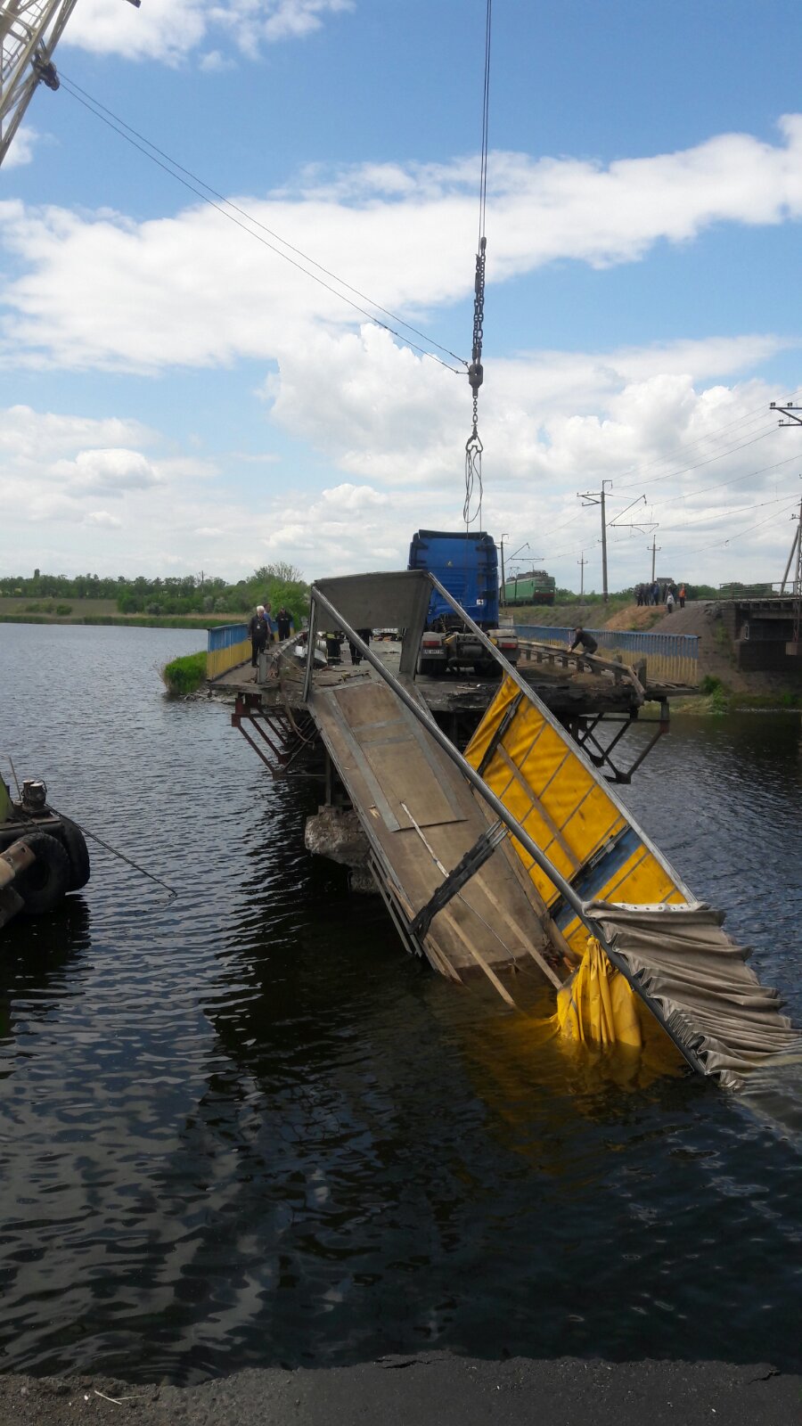 На разрушенном мосту возле Никополя из пропасти подняли кузов грузовика