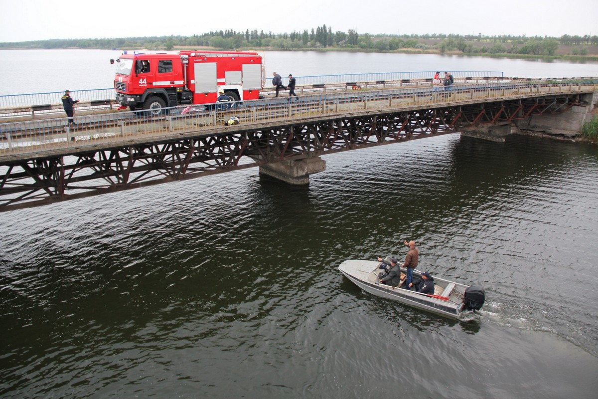 Работы на разрушенном Алексеевском мосту временно приостановлены