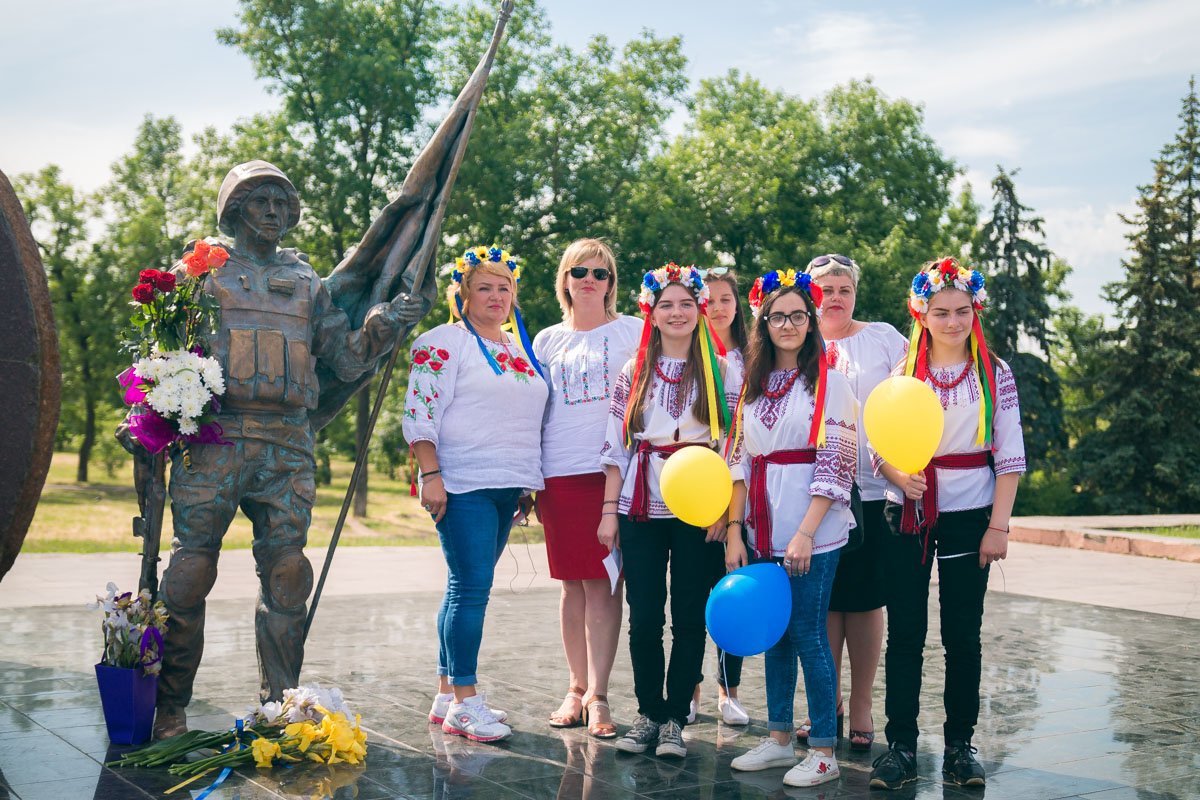 К мемориалу "Защитник Украины" возложили цветы