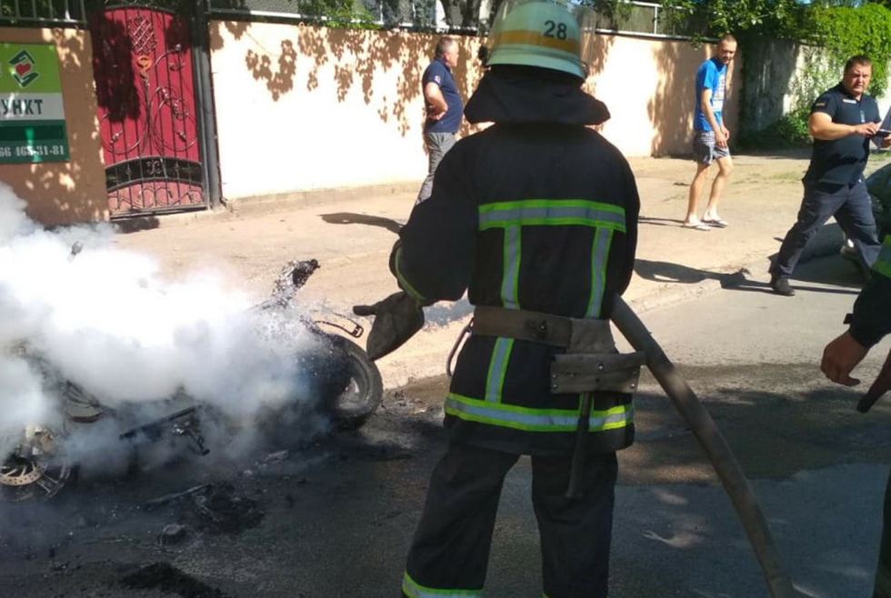 В Никополе на проспекте Трубников сгорел мотоцикл