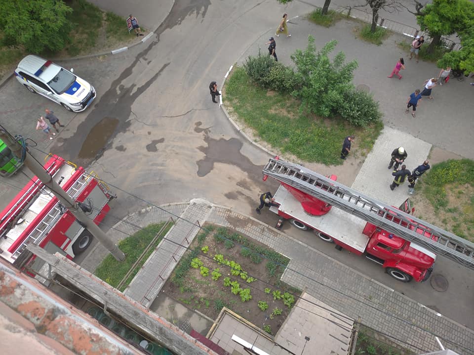 В Никополе с балкона пятого этажа пролилась кислота и вызвала пожар 