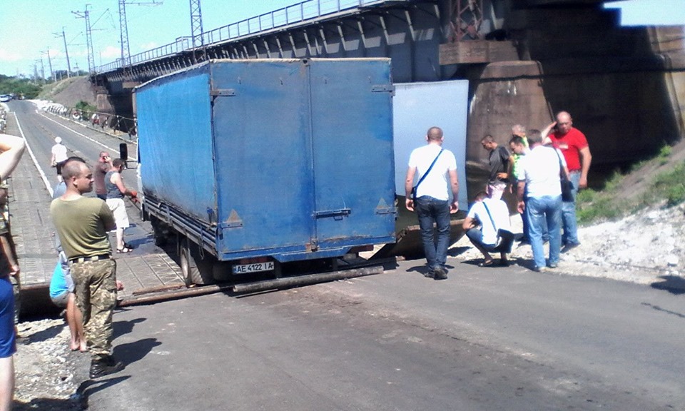 На понтонном мосту возле Никополя застрял грузовик