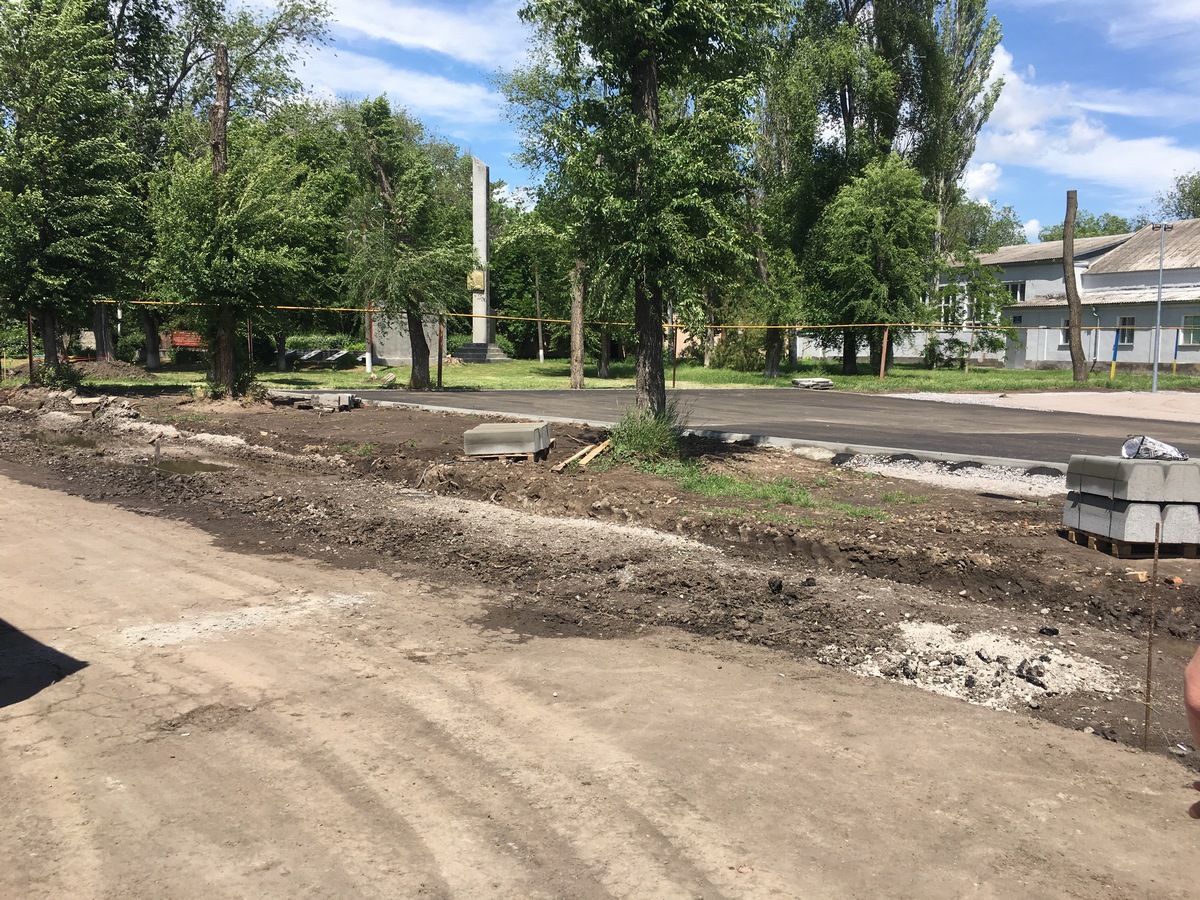 Как проходит реконструкция парка в Томаковке 