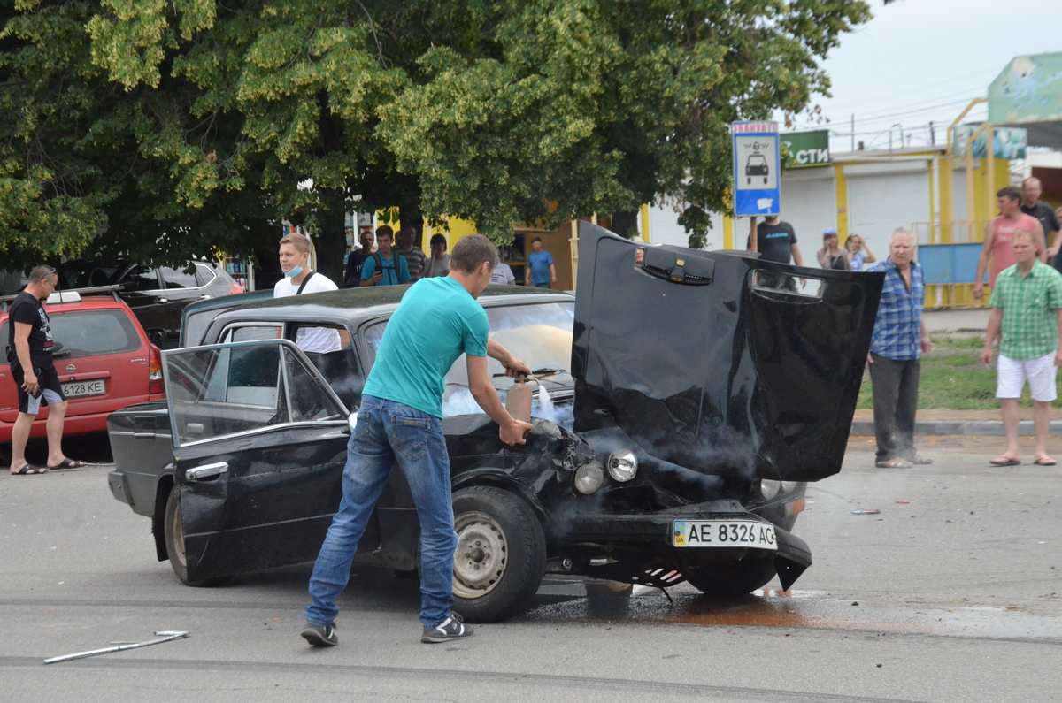 В Никополе на улице Первомайской столкнулись Audi и "Жигули"