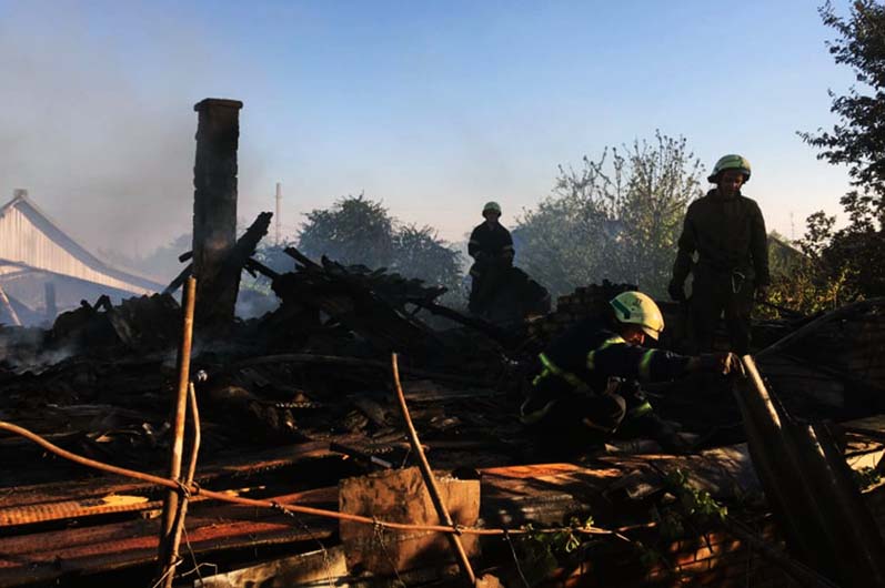 В Марганце на территории частного сектора случился масштабный пожар 