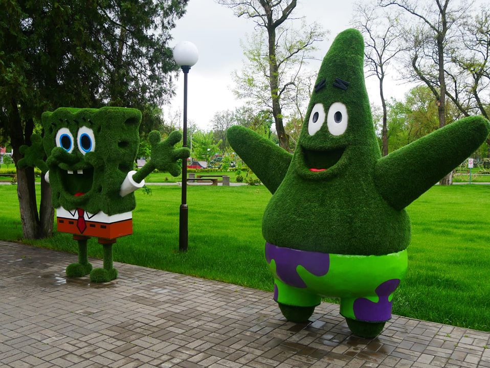 Губка Боб и Патрик радостное встречают посетителей парка 