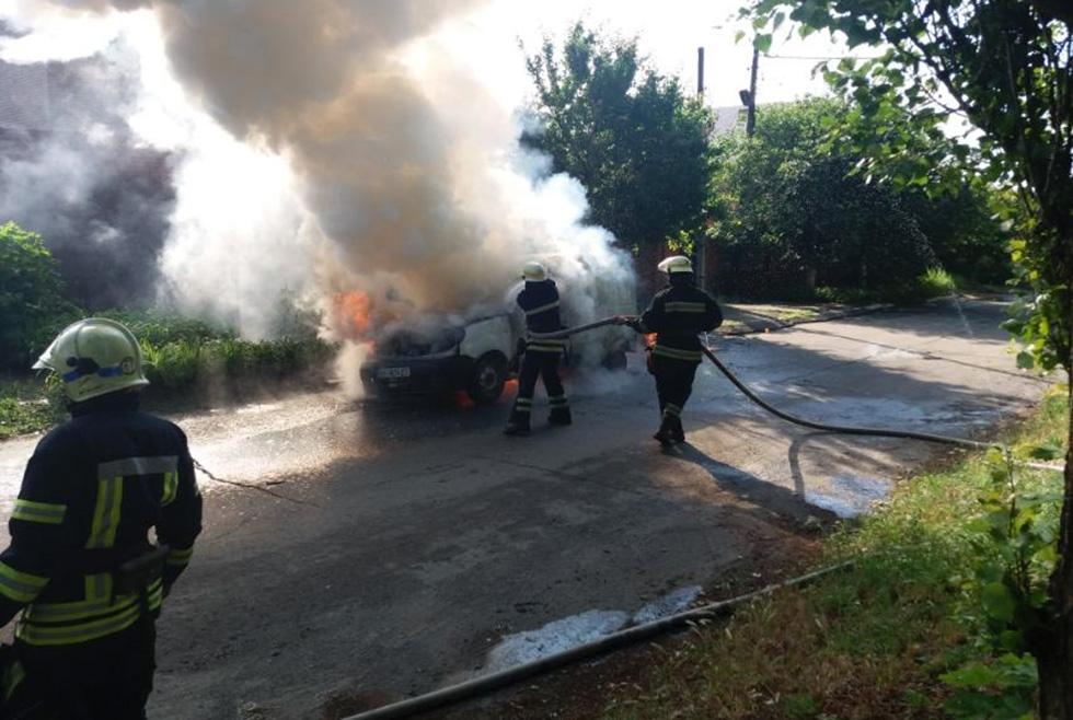 В Никополе мужчина заживо сгорел в автомобиле Renault Kangoo