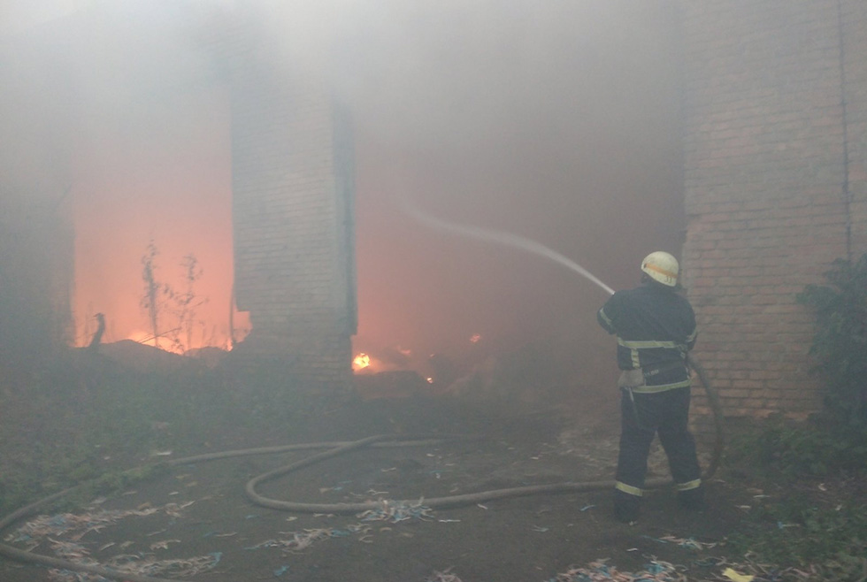 В Марганце спасатели более пяти часов тушили заброшенное здание
