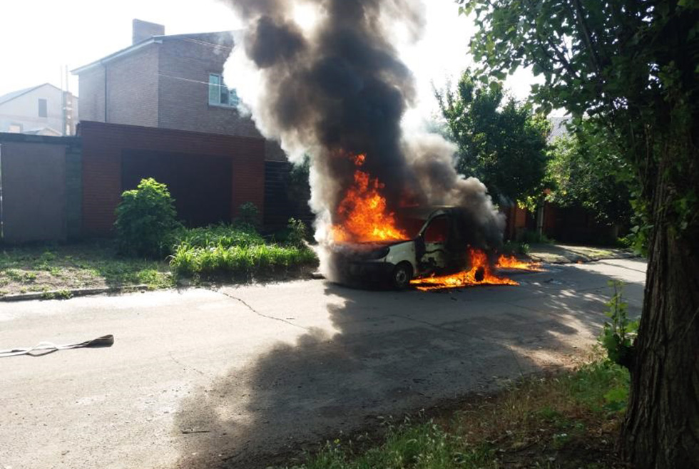 В Никополе мужчина заживо сгорел в автомобиле Renault Kangoo