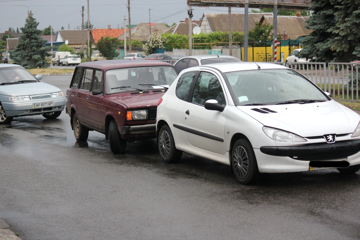 В Никополе на улице Электрометаллургов автомобиль ВАЗ въехал в Peugeot