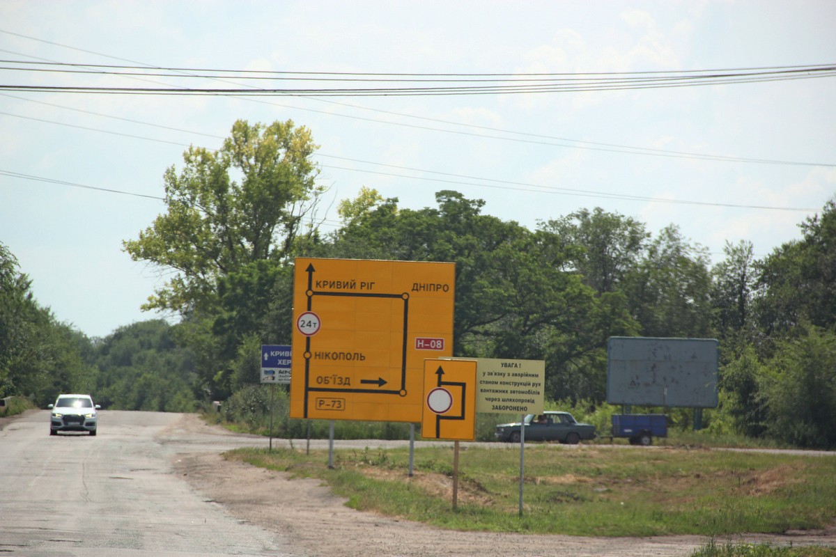 Знаки на выезде из поселка Каменское, перед объздной дорогой