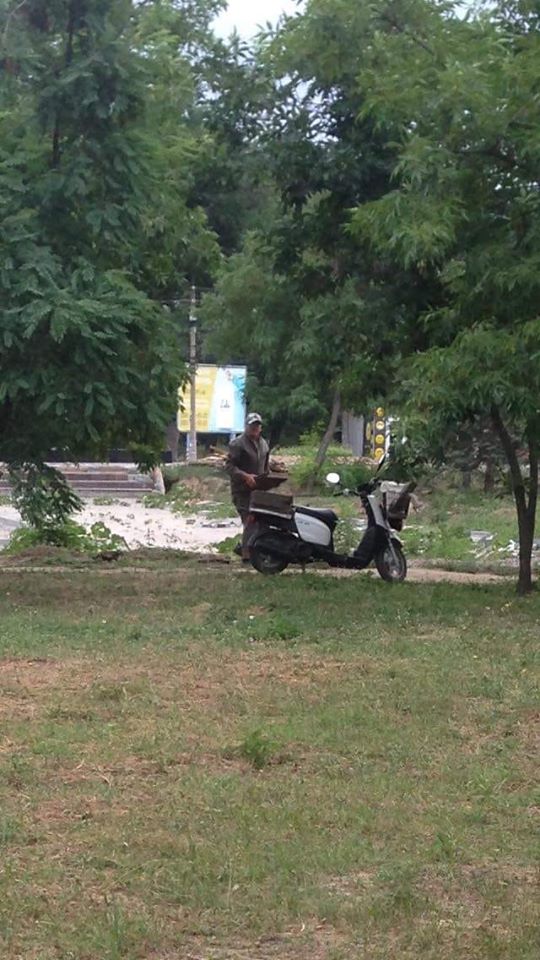 В Никополе мужчина воровал плитку за памятником погибшим в АТО