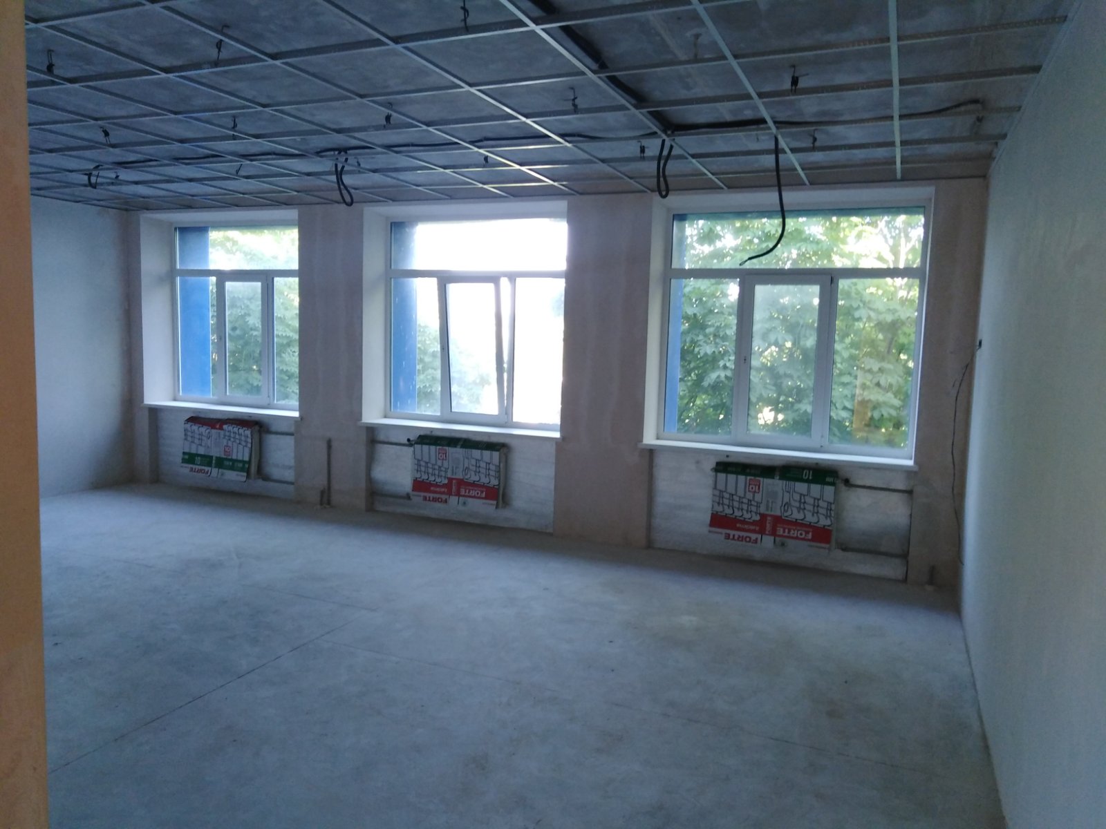 В Томаковке продолжается реконструкция школы № 1 