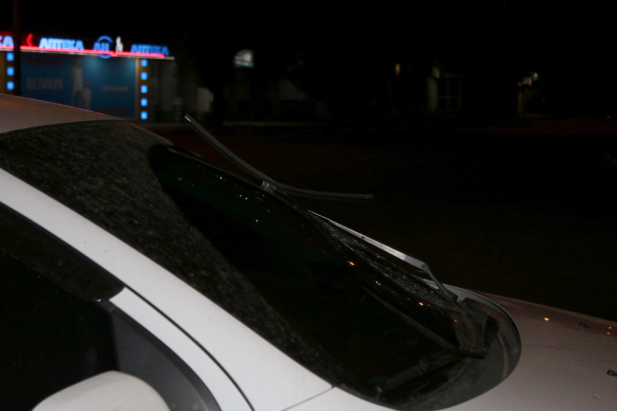 На лобовом стекле Chevrolet Aveo видны следы повреждения