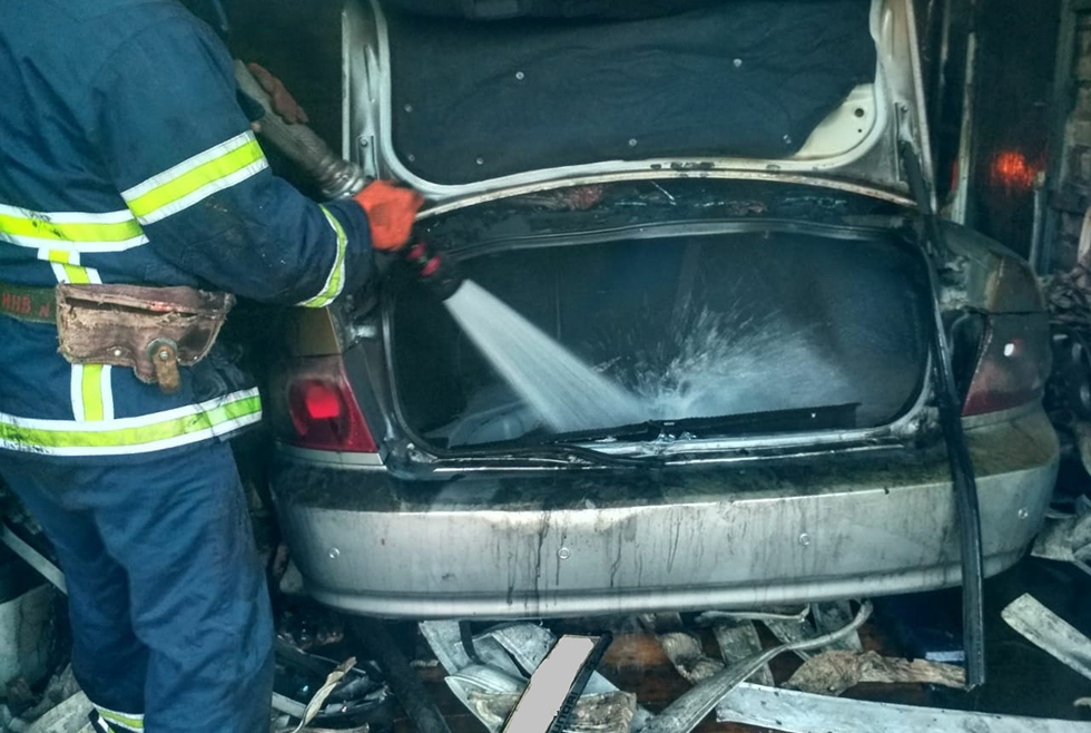 В Никополе горел гараж с автомобилем Kia Magentis внутри 