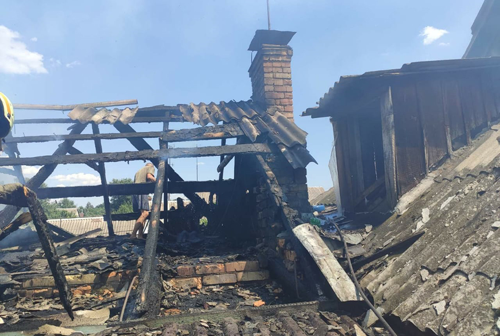 В Марганце огонь охватил хозпостройки и жилой дом 