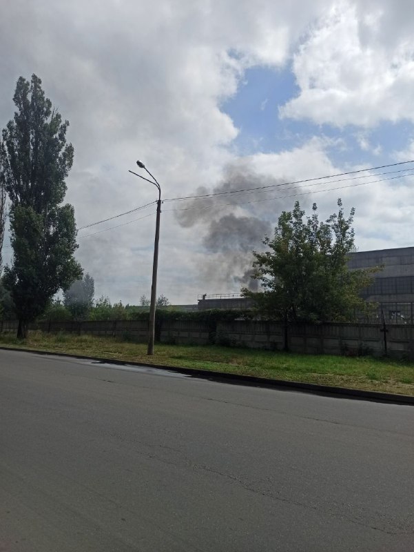В Никополе на территории бывшего краностроительного завода валит черный дым 