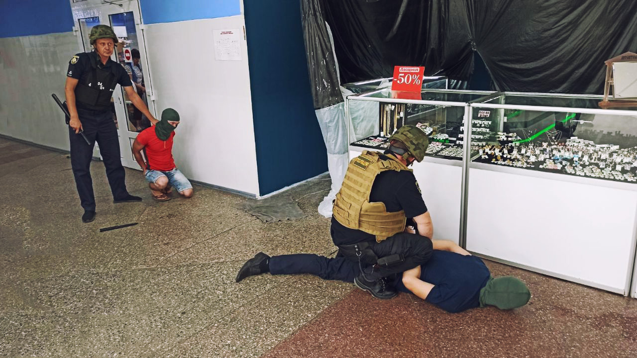 В центре Никополя полицейские охраны предотвратили разбойное нападение на ювелирную лавку