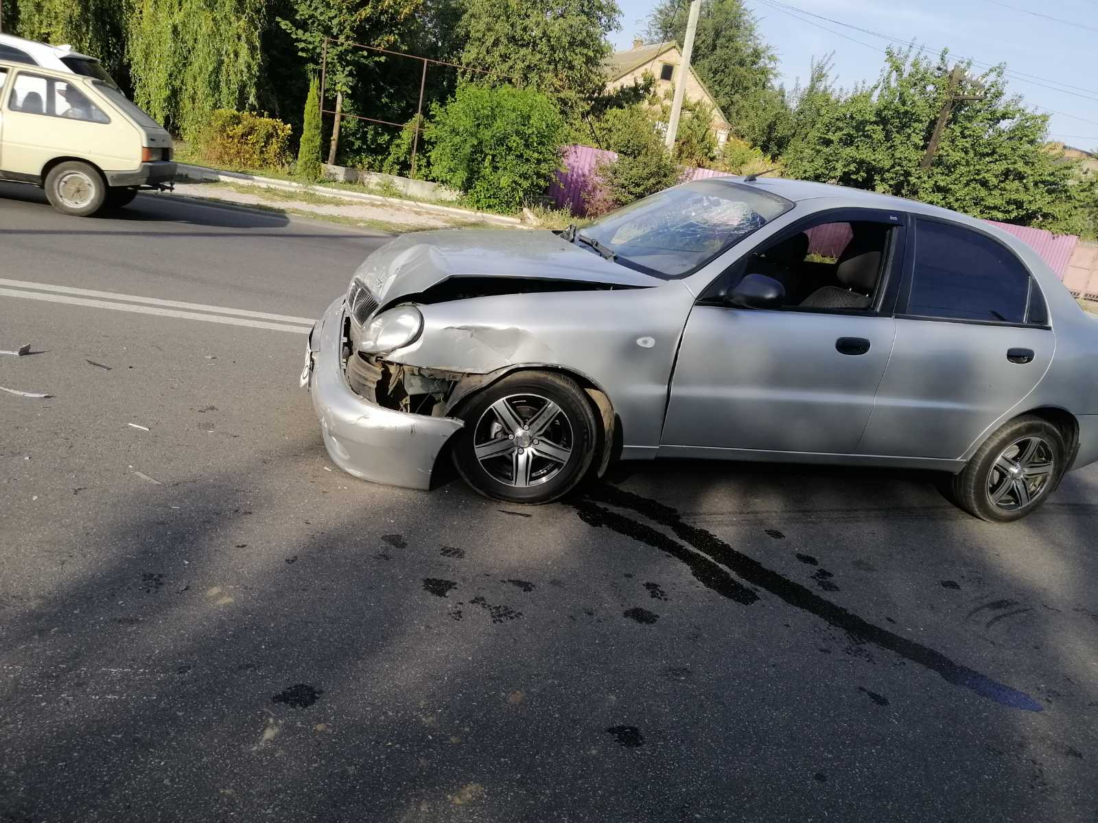 В Никополе на дороге столкнулись Daewoo Lanos и Renault Logan