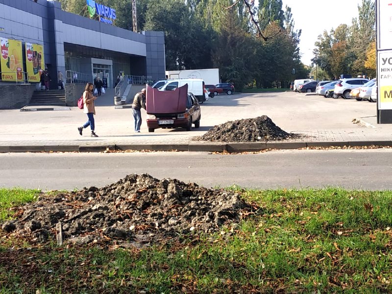 На улице Шевченко после ремонта ливневки остался мусор