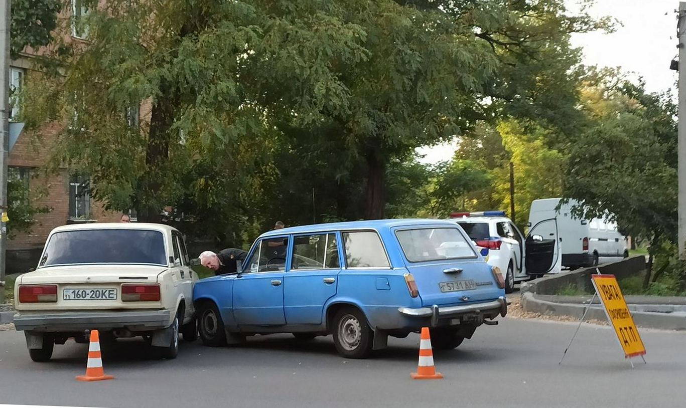 В Никополе на перекрестке столкнулись ВАЗ-2102 и ВАЗ-2107