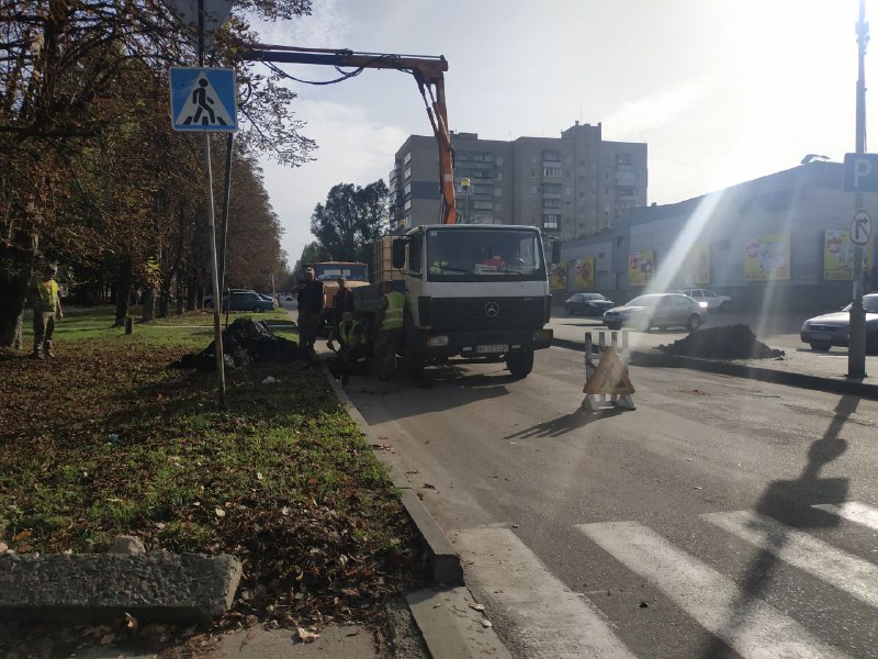 В Никополе на улице Шевченко расчищают ливневую канализацию 