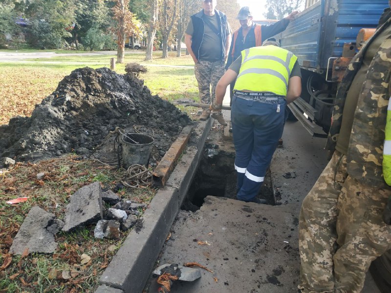 В Никополе на улице Шевченко расчищают ливневую канализацию 