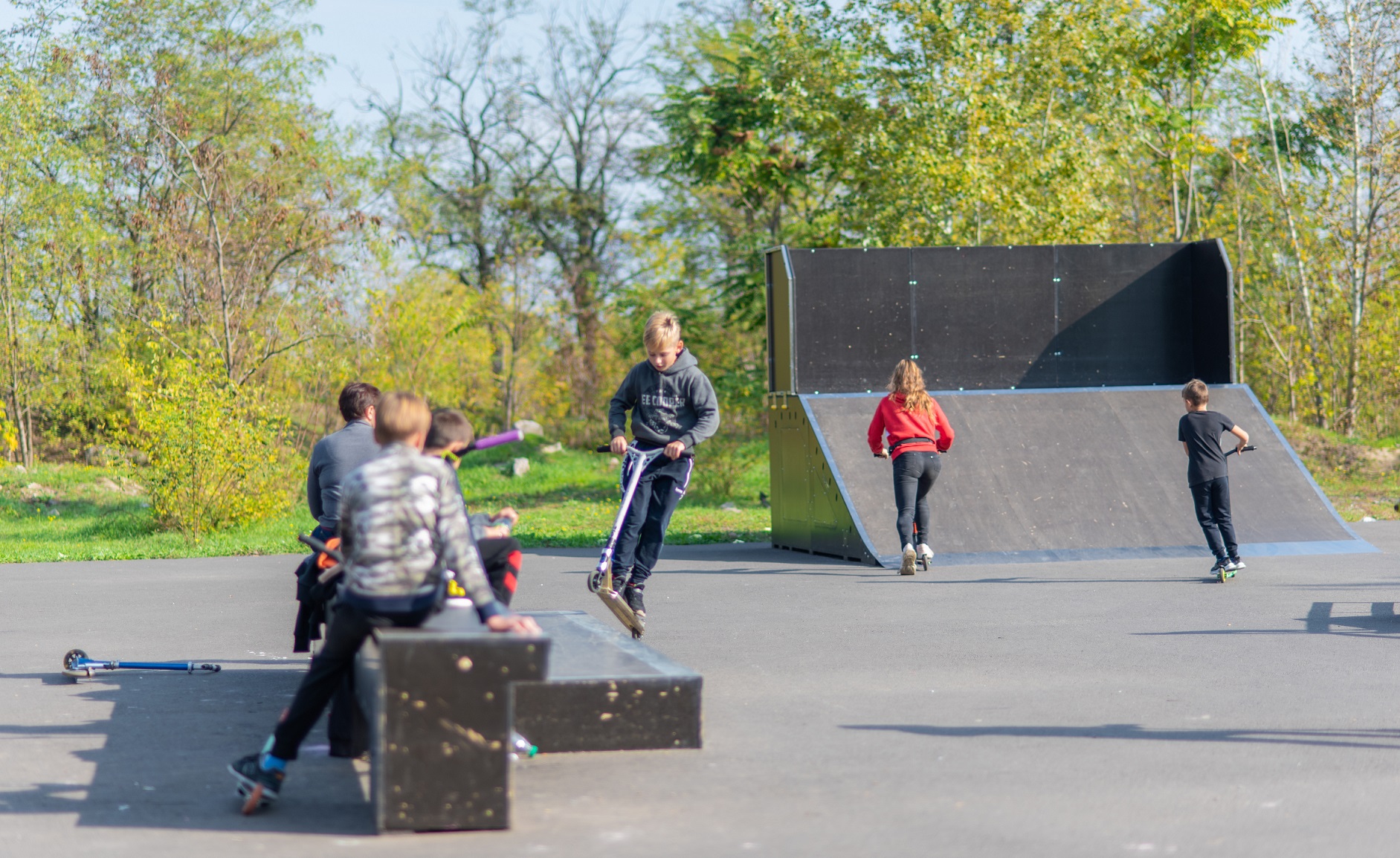 школьники проводят время в скейт-парке