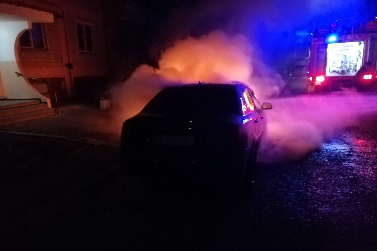 В Никополе ночью горели два автомобиля
