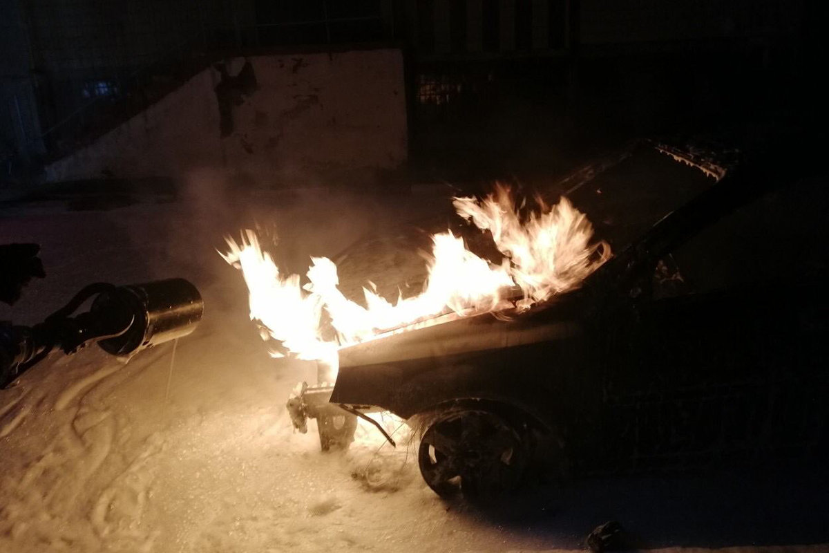 В Никополе ночью горели два автомобиля