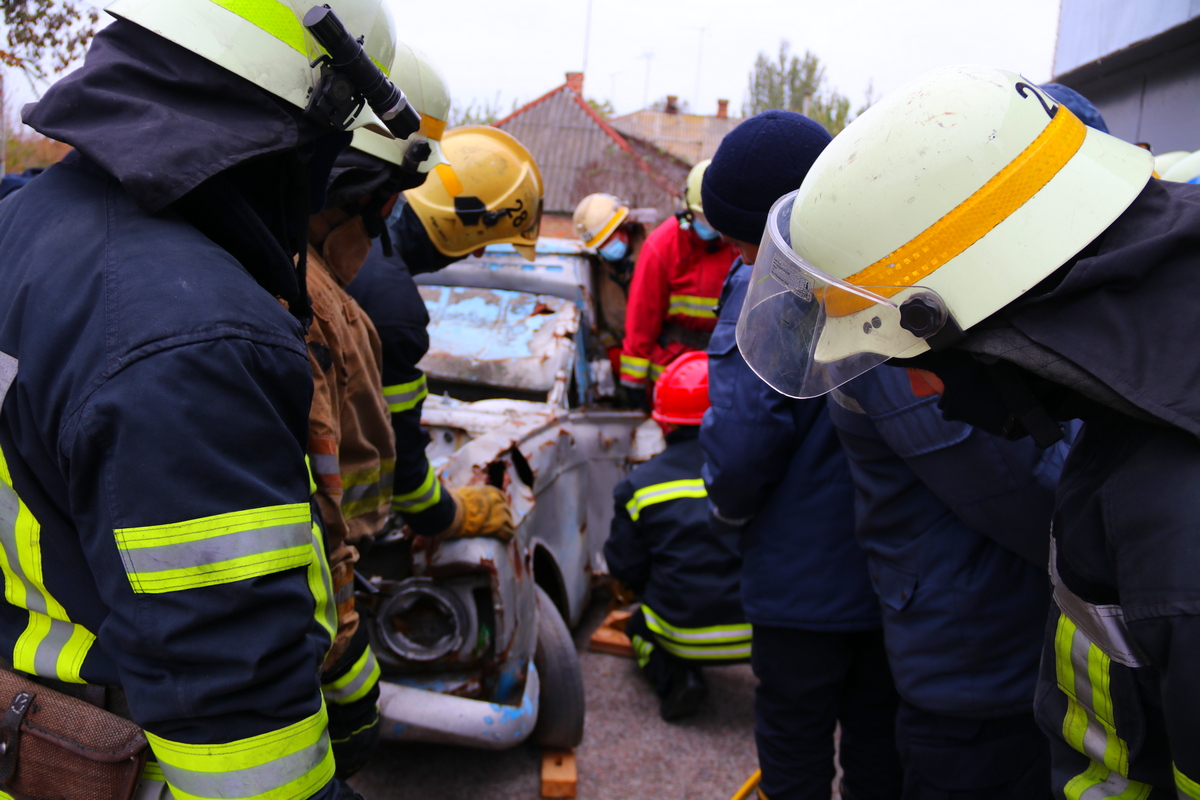 Спасатели Никополя с помощью новой техники отработали навыки при ДТП, пожарах и эвакуации