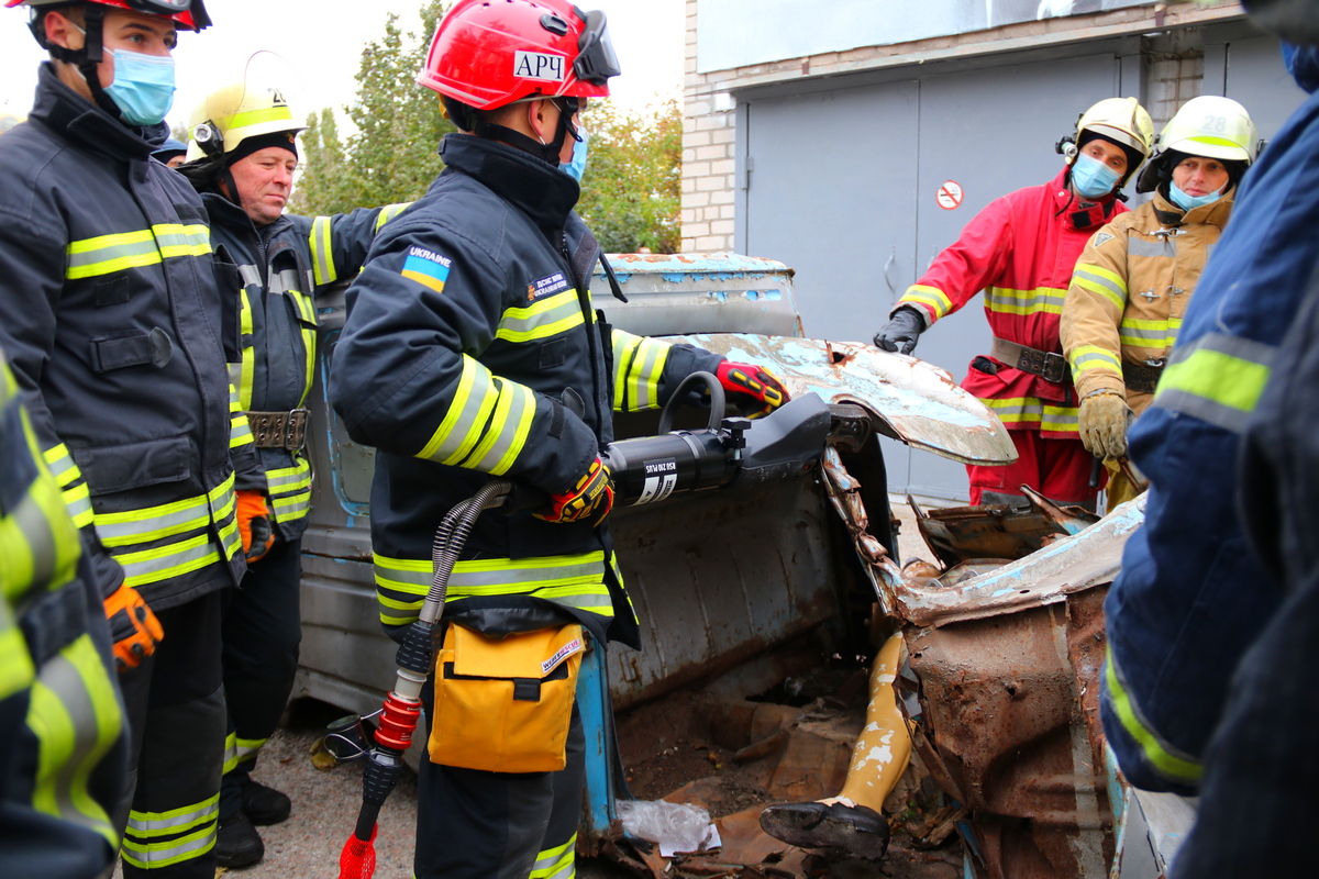 Пожарные на практике учились обращаться с новым оборудованием