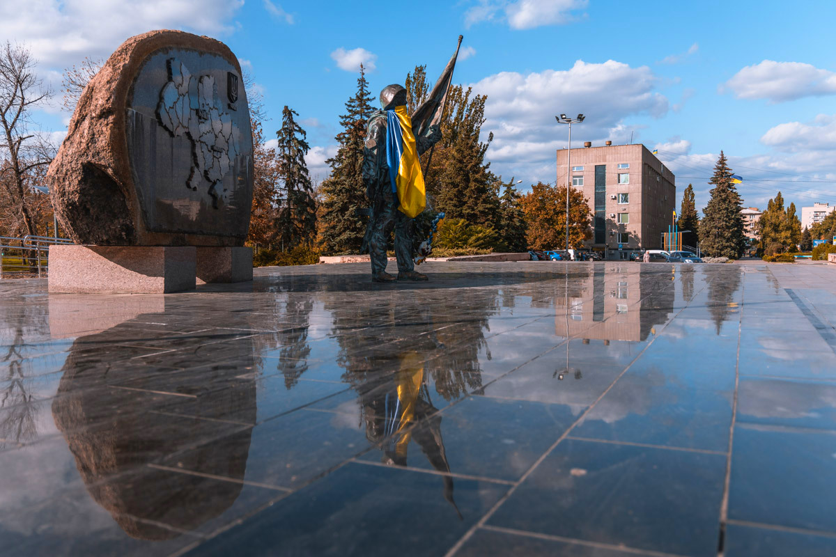 Капитальный ремонт стилобатной части мемориала «Защитник Украины» уже завершен