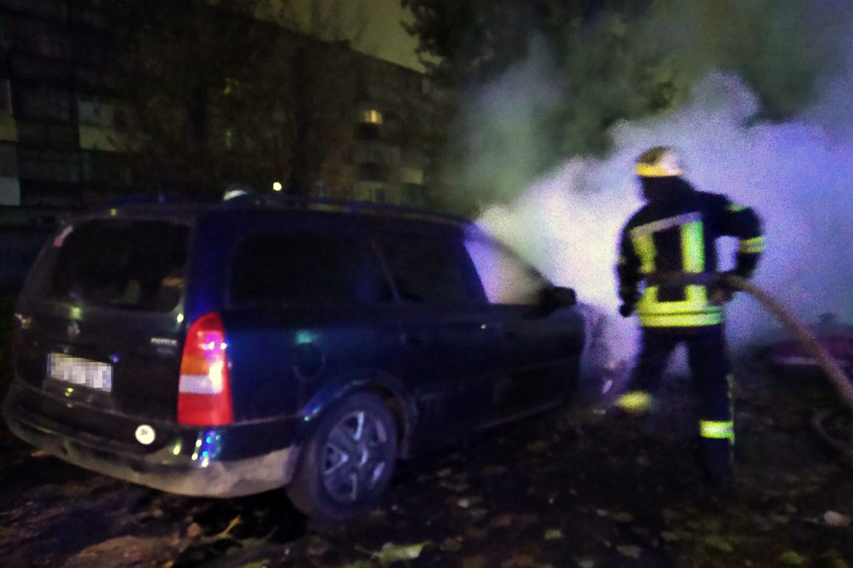 В Никополе ночью горел автомобиль