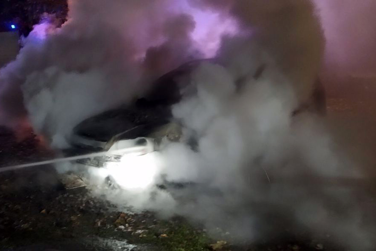 В Никополе ночью горел автомобиль