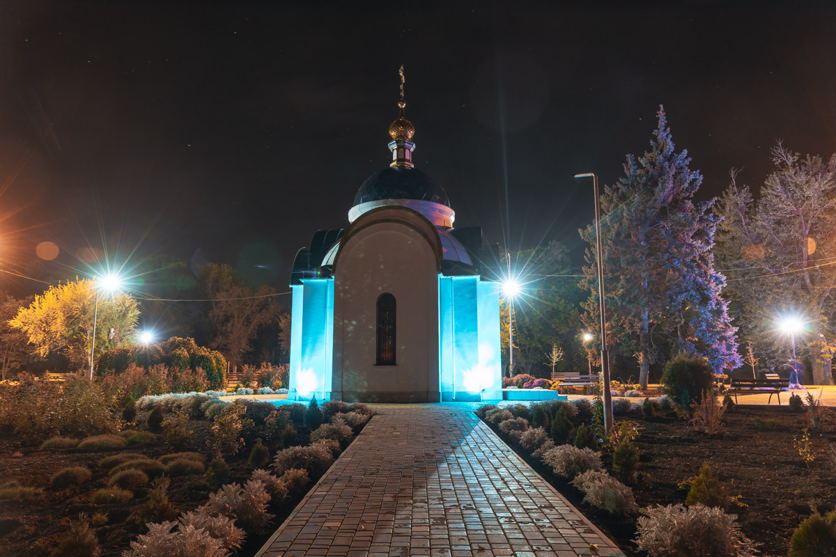 Как выглядят православные храмы Никополя днем и ночью