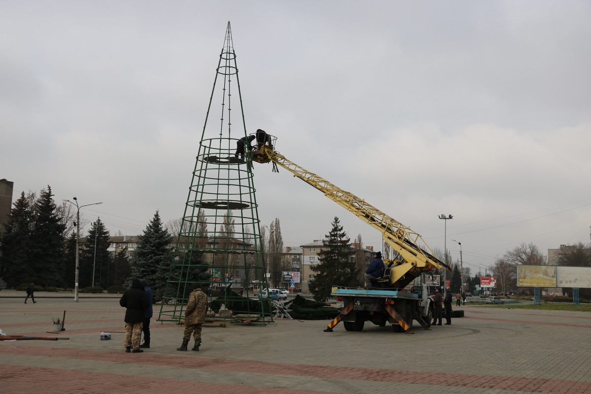 В Никополе устанавливают новогоднюю елку
