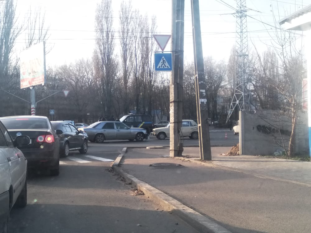 В Никополе на улице Электрометаллургов столкнулись Mercedes и "Жигули"