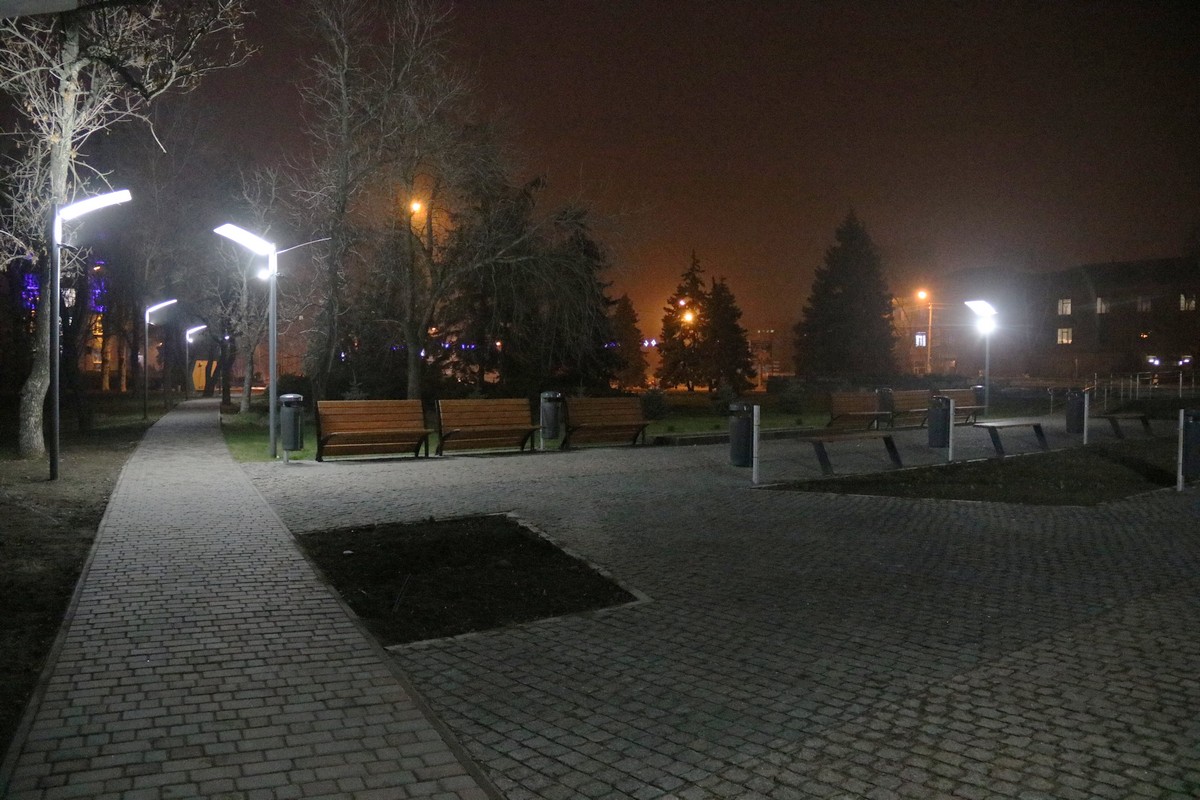 Вечерняя аллея за мемориалом «Защитник Украины»