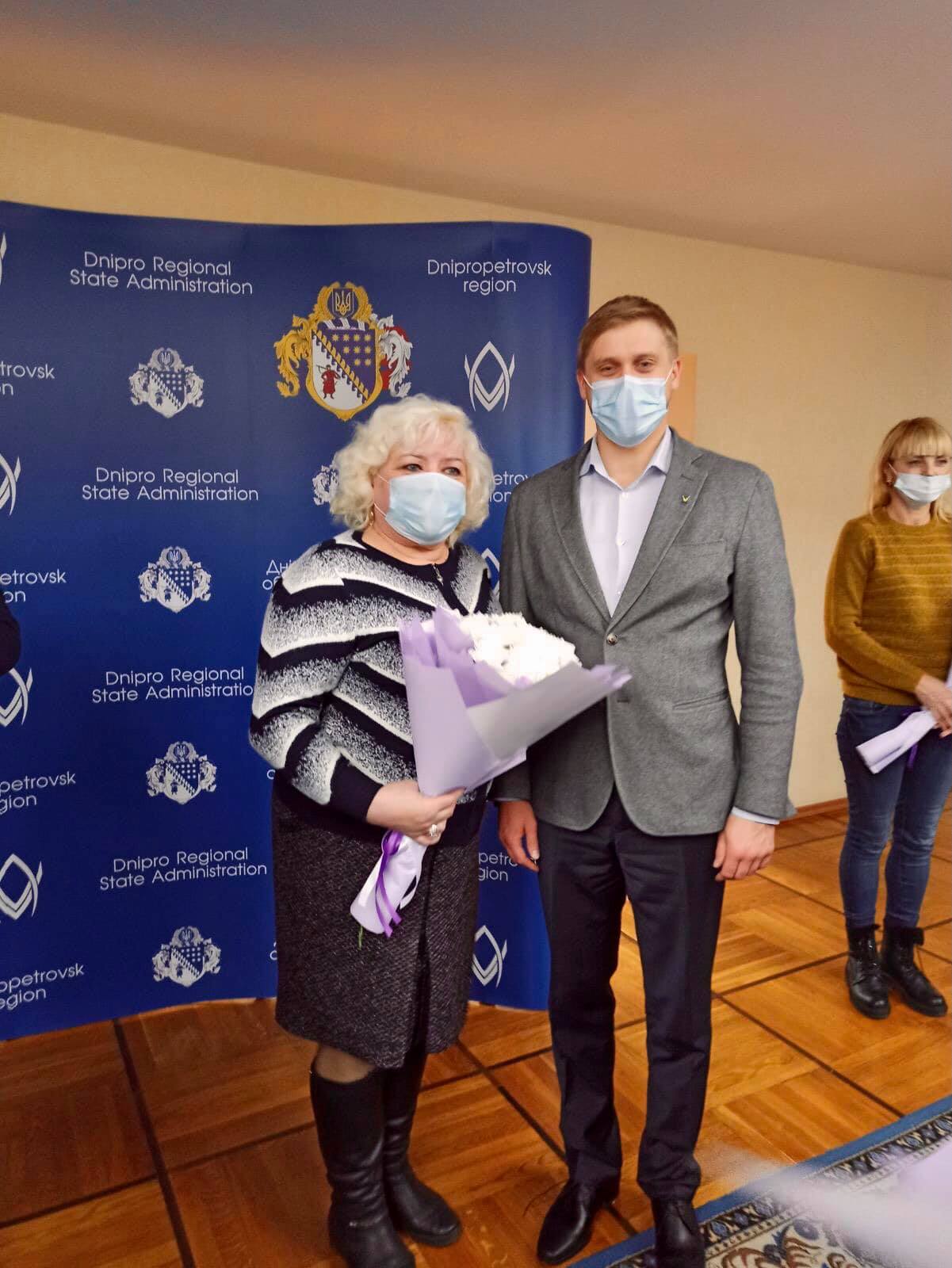 Волонтер из Никополя получила награду за помощь участникам ООС