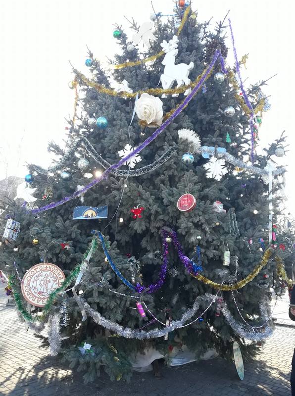 В старом сквере Никополя с новогодней елки сняли игрушки