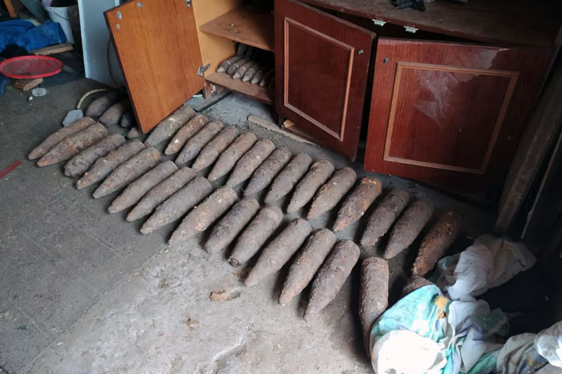 В Никополе мужчина убирал в гараже и нашел более сотни устаревших боеприпасов 