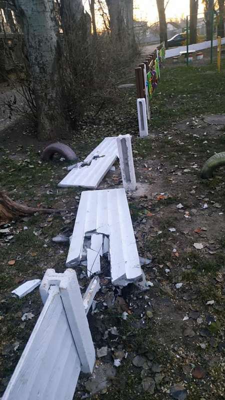 В Никополе трое 12-летних детей сломали бетонный забор