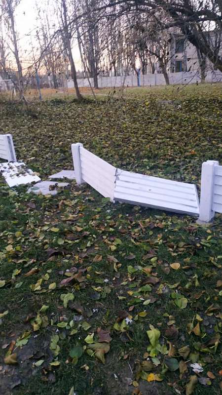 В Никополе трое 12-летних детей сломали бетонный забор