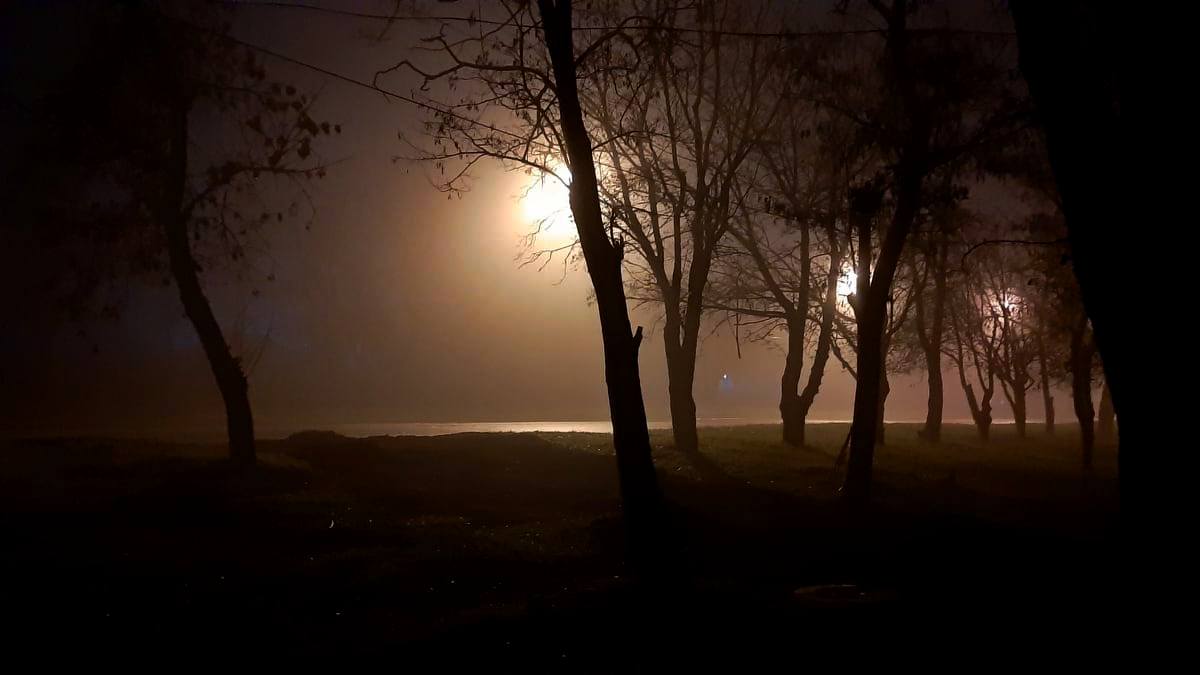 Ночной туман окутал улицы 
