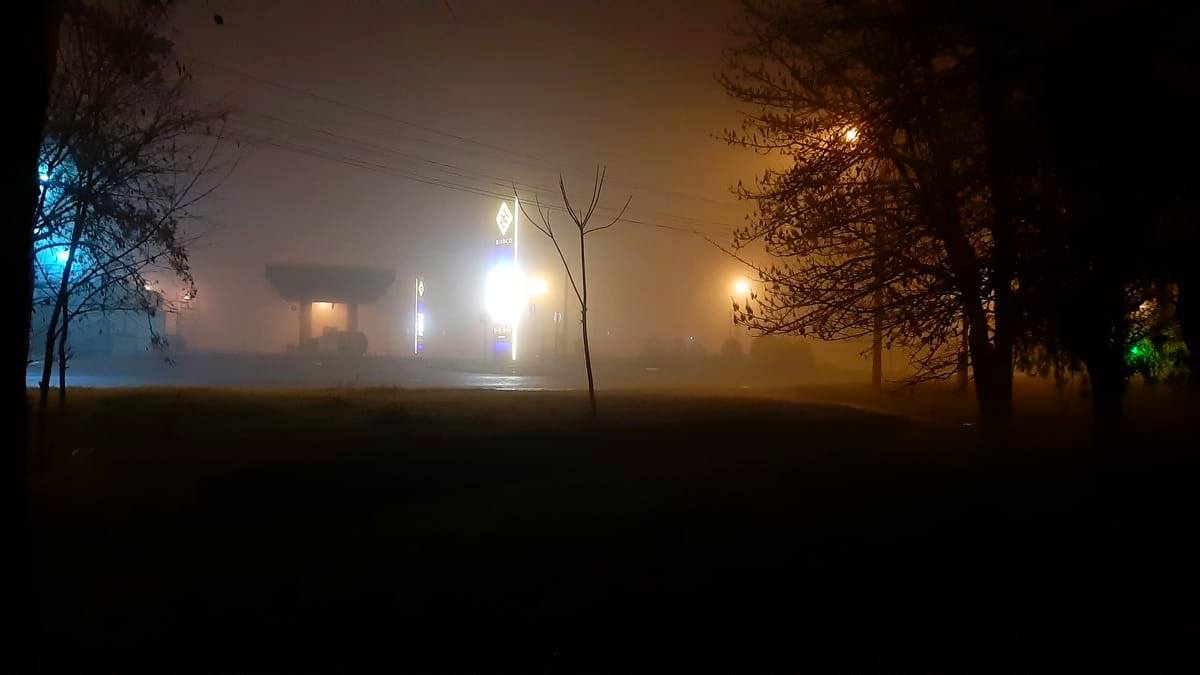Тусклые огни в густом тумане 